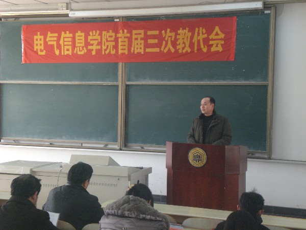 院长赵光兴做2010年国产偷拍
工作报告