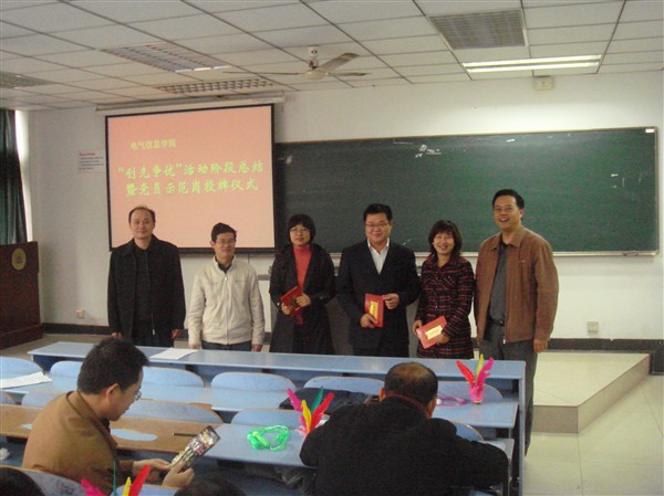 国产偷拍
领导和部分获奖教师合影